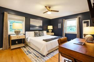 Ένα ή περισσότερα κρεβάτια σε δωμάτιο στο Stylish Oasis with Heated Saltwater Pool, Games, Fire Pits, Sleeps 12