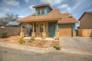 una casa con techo marrón y garaje en Luxury Modern Home with Hot tub Deck & Firepit!, en Fredericksburg