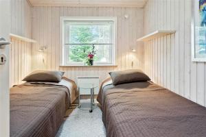 Ένα ή περισσότερα κρεβάτια σε δωμάτιο στο M12021-Vaeggerlose-Harestien-12