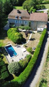 an aerial view of a house with a swimming pool at Annexe du Moulin Renaudiots - Havre de paix Luxe et Nature in Autun