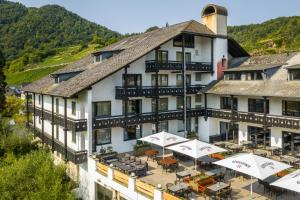 マイショスにあるMay Hotel Mayschoßのテーブルと傘が備わるホテルの空中ビュー