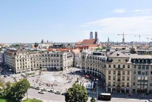 una vista aérea de una ciudad con edificios en Sams Living Athen - Munich City, en Múnich