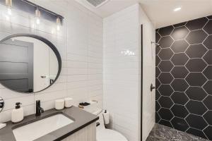 een badkamer met een wastafel en een spiegel bij Pinebox at Evergreen Modern 20Acres -Serene-Creek in Evergreen