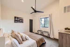 een slaapkamer met een bed en een plafondventilator bij Pinebox at Evergreen Modern 20Acres -Serene-Creek in Evergreen