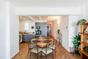 une cuisine et une salle à manger avec une table et des chaises dans l'établissement Palais des Iles YourHostHelper, à Cannes