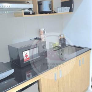 碧瑶Stanford Gf11 Baguio Condo by Dei Gratia的带水槽和微波炉的厨房柜台