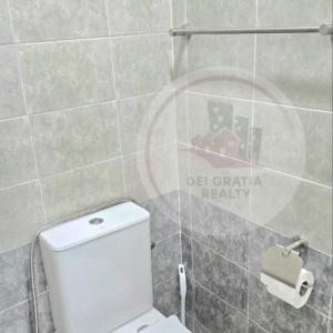 碧瑶Stanford Gf11 Baguio Condo by Dei Gratia的一间带卫生间和卫生纸分配器的浴室