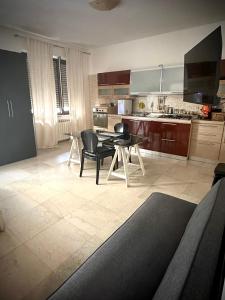 Una cocina con una mesa y sillas en una habitación. en B&B 31 mt dal Duomo, en Benevento