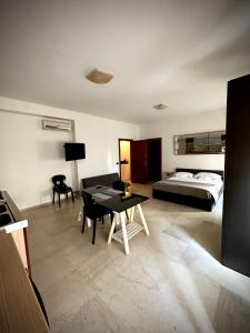 Un dormitorio con una cama y una mesa en una habitación. en B&B 31 mt dal Duomo, en Benevento