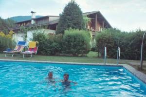 FiumesにあるFrunhaus - Zimmer mit Frühstück, Apartments, Ferienwohnungenのスイミングプールを利用できます(2名分)。 +13枚の写真