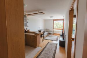 Ruang duduk di Golden Bridge Apartman and Wellness