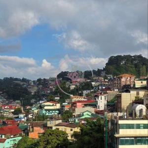 碧瑶Stanford 6F19 Baguio Condo by Dei Gratia的天空彩虹城市景观