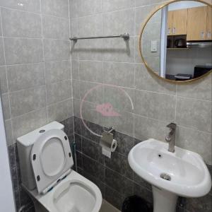 碧瑶Stanford 6F19 Baguio Condo by Dei Gratia的浴室里有马桶、洗手池和镜子。 更多9张照片