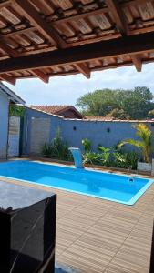 a swimming pool in the middle of a yard at Cantinho da Familia in São Pedro