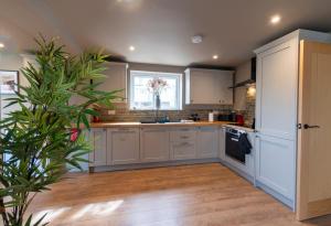 Dapur atau dapur kecil di Ffordd Y Wylan House by Guestz