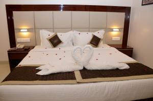 Letto o letti in una camera di The AVR Hotels & Banquets