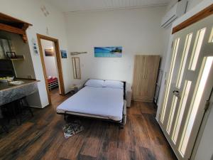 a hospital room with a bed in a room at marino casa vacanze in Carini