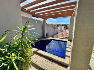 a swimming pool in the middle of a house at Chalé Bela Vista in Socorro