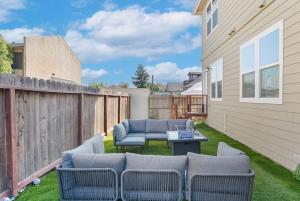 Χώρος καθιστικού στο Massive 8BR Home in Hayward with AC Free Parking