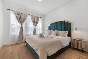 Ένα ή περισσότερα κρεβάτια σε δωμάτιο στο Massive 8BR Home in Hayward with AC Free Parking