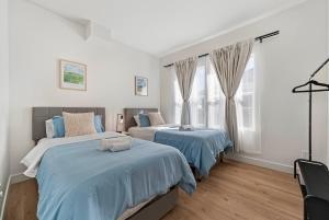 Ένα ή περισσότερα κρεβάτια σε δωμάτιο στο Massive 8BR Home in Hayward with AC Free Parking