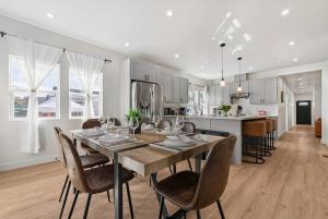 Η κουζίνα ή μικρή κουζίνα στο Massive 8BR Home in Hayward with AC Free Parking +58 φωτογραφίες