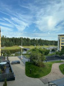 ヘルシンキにあるAurinkolahti cosy apartment with warm parkingの川と建物のある公園の景色