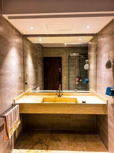 Vannituba majutusasutuses Resort-Style Digs in the Heart of the City