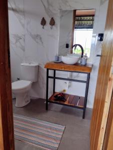 Bilik mandi di Casa de vidro com vista para montanhas e tirolesa +119 gambar