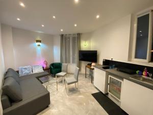 サン・ドニにあるAppartement 2 pièces - 600m du metro 13のソファとテレビのあるリビングルーム