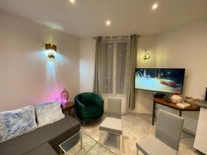 サン・ドニにあるAppartement 2 pièces - 600m du metro 13のソファと薄型テレビのあるリビングルーム +4枚の写真