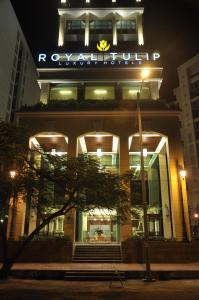 un edificio con un cartel encima por la noche en Royal Tulip Navi Mumbai en Navi Mumbai