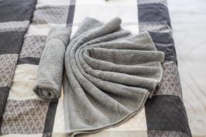 two rolled up towels on a blanket on a bed at P3 Premium-Lounge, 5 Zimmer, 140 qm, Parkplatz in Halle an der Saale