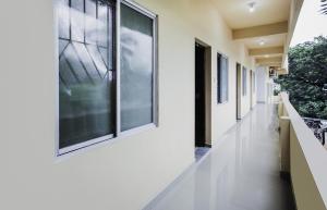 根尼亚古马里Hotel O Aljemin的一座带窗户的建筑的空走廊