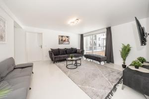 a living room with a couch and a table at P3 Premium-Lounge, 5 Zimmer, 140 qm, Parkplatz in Halle an der Saale +34 photos