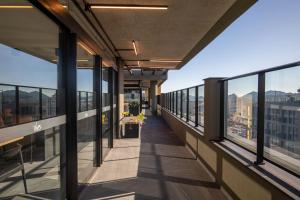 Ban công/sân hiên tại Viva trindade em frente à UFSC, prédio completo com food-hall