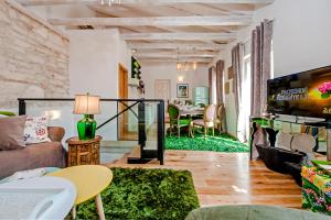 ein Wohnzimmer mit Couch und Fernseher in der Unterkunft Casa Smeralda in Rovinj