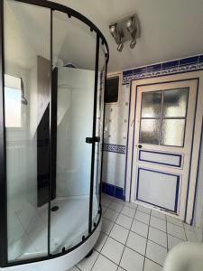 una doccia con una porta in vetro in un bagno di Le Char'Mans, cocon suréquipé en centre ville a Le Mans
