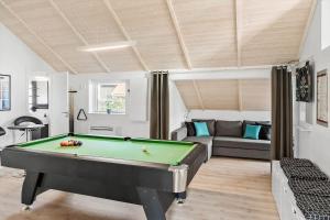 un salon avec une table de billard et un canapé dans l'établissement M226-Vaeggerlose-Marielyst-Strandpark-253, à Bøtø By