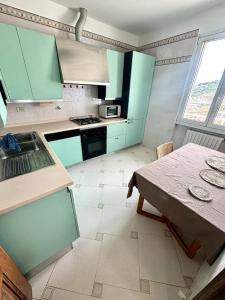 Kuchyň nebo kuchyňský kout v ubytování Cozy Italian apartment