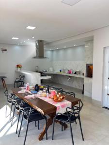 a kitchen and dining room with a table and chairs at Casa Zeluz in Chapada dos Guimarães
