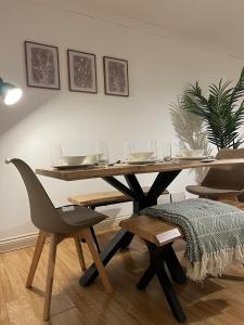 Φωτογραφία από το άλμπουμ του Central, Modern, Entire 3 rooms, 2 baths house σε Parkside