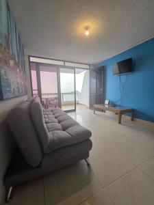 Μια τηλεόραση ή/και κέντρο ψυχαγωγίας στο APARTAMENTO CON HERMOSA VlSTA AL MAR EN EL RODADERO