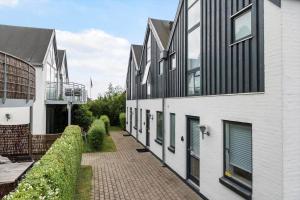 an external view of a house with a walkway at M318-Vaeggerlose-Marielyst-Strandvej-63-S in Marielyst