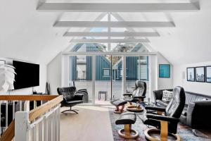 a living room with black chairs and a tv at M318-Vaeggerlose-Marielyst-Strandvej-63-S in Marielyst