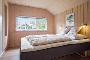 a large bed in a room with a window at M197-Vaeggerlose-Musestien-6 in Marielyst
