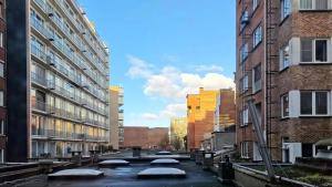 une rue de la ville avec des voitures garées au milieu dans l'établissement Opera - Central Station, Flixbus, Airport Shuttle, à Anvers