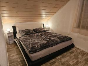 Postel nebo postele na pokoji v ubytování Ela's Kleine Auszeit - im Herzen der Wetterau