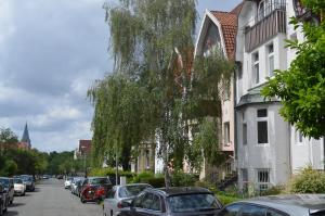 a street with cars parked on the side of the road at Apartment Philosophenviertel in Hannover