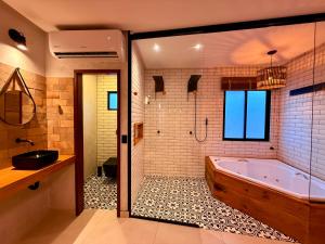 un bagno con vasca e lavandino di Casinhas do Morro a Morro de São Paulo Altre 52 foto